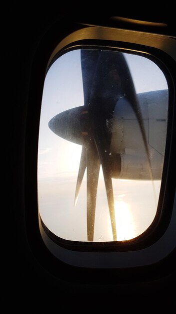 Zdjęcie silnik odrzutowy widziany przez okno samolotu