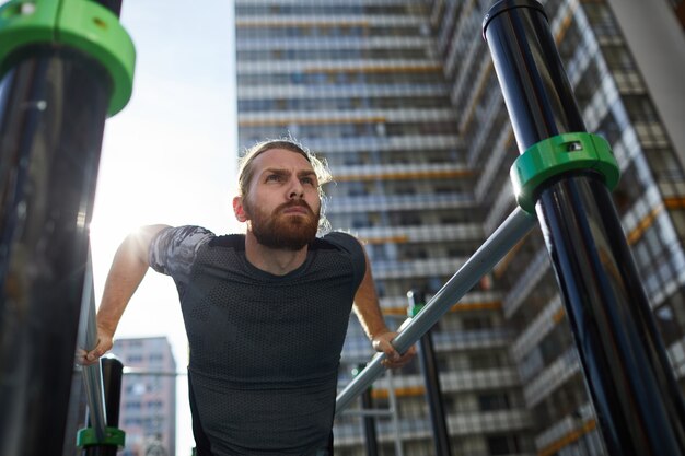 Silny mężczyzna robi pull-up