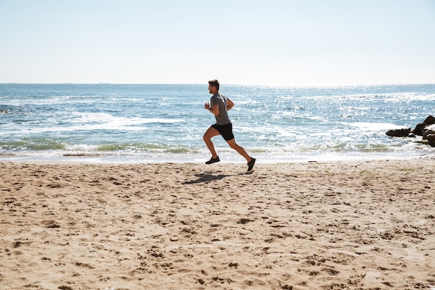 Silny młody sportowiec jogging