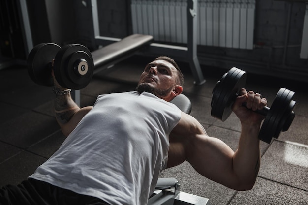 Silny Muskularny Sportowiec Wykonujący ćwiczenia Z Hantlami Na Klatkę Piersiową