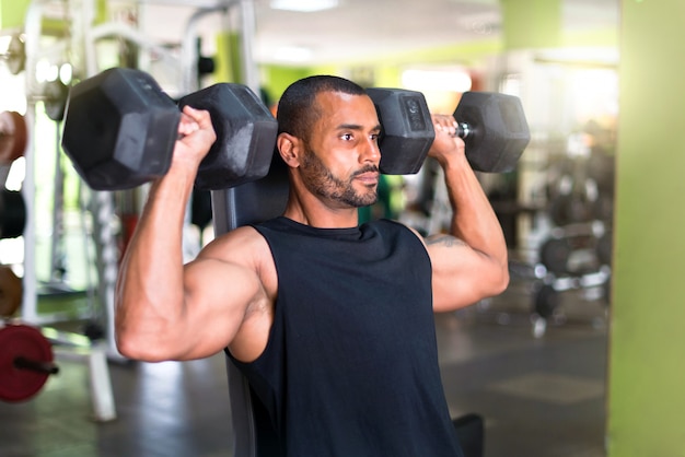 Silny Przystojny Sporta Mężczyzna Robi Naramiennemu ćwiczeniu W Gym