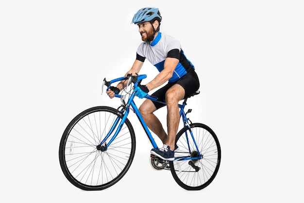 Silny rowerzysta płci męskiej starający się szybko jeździć na rowerze
