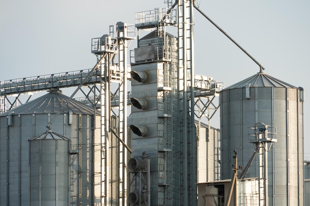 Silosy srebrne na zakładzie produkcji rolnej do przetwórstwa suszenie czyszczenie i przechowywanie produktów rolnych mąka zboża i zboża Duże żelazne beczki na ziarno Elewator spichlerza