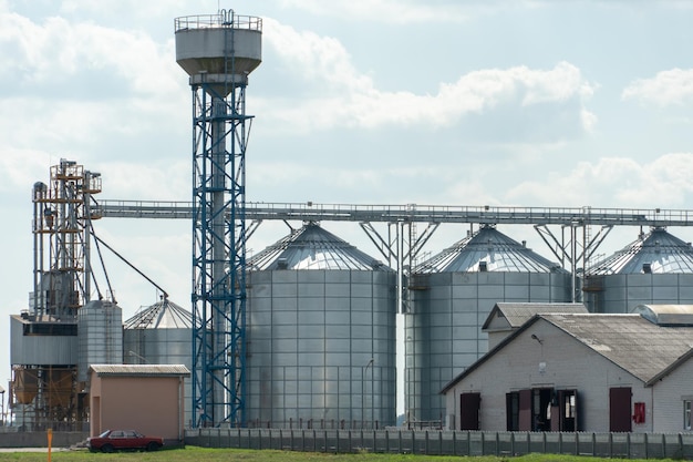 Silosy srebrne na zakładzie produkcji rolnej do przetwórstwa suszenie czyszczenie i przechowywanie produktów rolnych mąka zboża i zboża Duże żelazne beczki na ziarno Elewator spichlerza