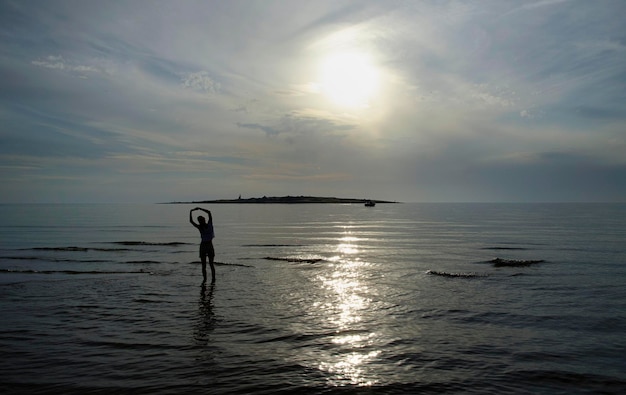 Zdjęcie silueta osoby ćwiczącej na plaży