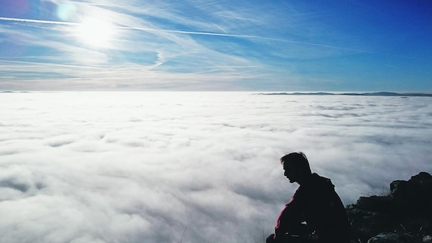 Zdjęcie siluweta człowieka na szczycie góry