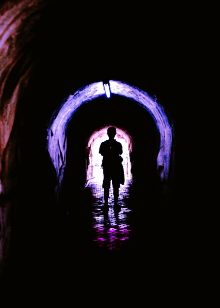 Zdjęcie siluweta człowieka stojącego przy tunelu
