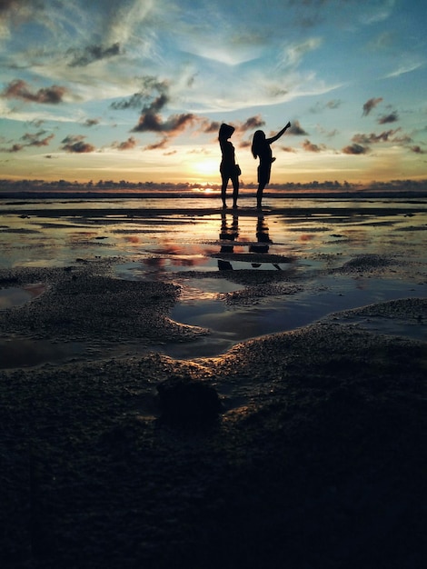 Siluweta dwóch kobiet na plaży