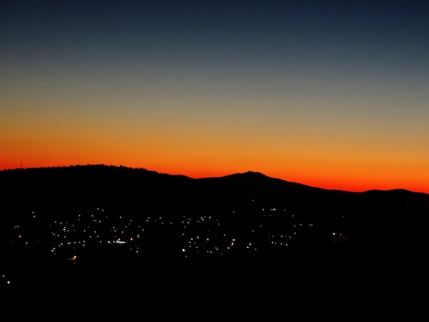 Zdjęcie siluweta gór przy zachodzie słońca