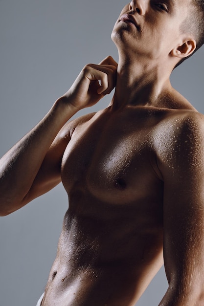 Siluweta sportowego mężczyzny na szarym tle nagiego tułowia kulturysta fitness Zdjęcie wysokiej jakości