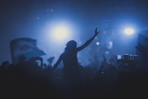 Siluweta tłumu na festiwalu muzycznym