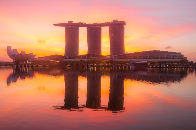 Singapur. Marina Bay, Sand SkyPark i Muzeum ArtScience. Różowy świt