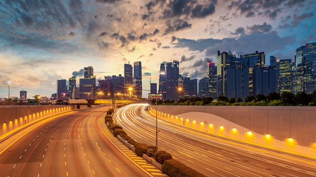 Singapur Miasta Autostrady Ruch Drogowy Z Ruchem Samochodu światło W Drapacza Chmur Tle