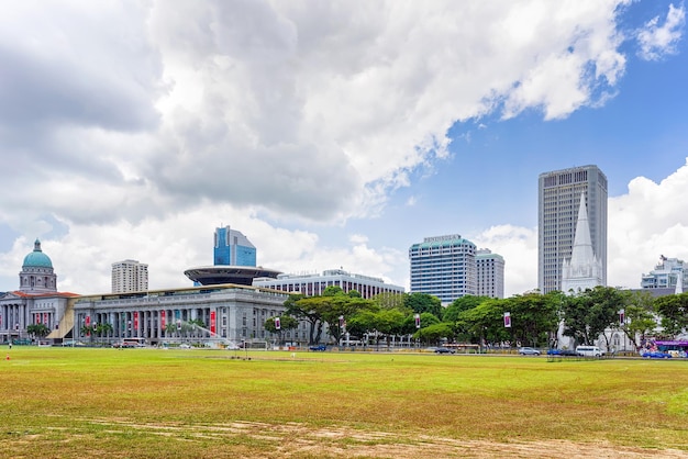 Singapur, Singapur - 1 Marca 2016: Stary Sąd Najwyższy, Nowy Sąd Najwyższy, Galeria Narodowa I Katedra St Andrews W Singapurze. Widok Z Padang, Dawnego Boiska Do Krykieta