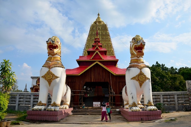 Singha W Lokalizacji Chedi Buddhakhaya W Pobliżu Wat Wang Wiwekaram Lub Wat Mon Jest Symbolem Sangkhlaburi 3 Grudnia 2015 Roku W Kanchanaburi Tajlandia