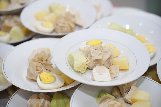 Zdjęcie siomay lub gotowane knedle chińskie jedzenie na białym talerzu dim sum