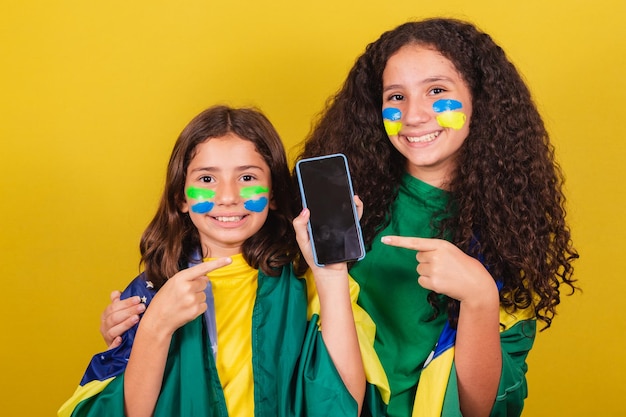 Siostry I Przyjaciele, Cheerleaderki Z Brazylijskich Fanów Piłki Nożnej, Wskazujące Na Telefon Komórkowy Połączony Z Internetem Aplikacja Na Telefon Komórkowy World Cup Olympics