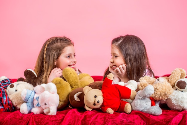 Siostry w piżamach leżą w łóżku Piżamowa impreza Ubranie domowe dla dzieci Dzieci w miękkim ciepłym