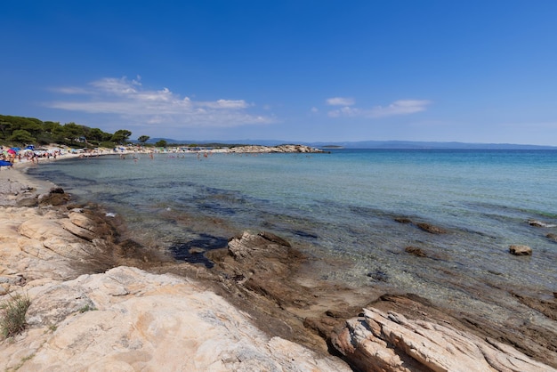 Sithonia Karidi to skaliste wybrzeże z turkusową wodą, białym piaskiem, półwysep Longos, Halkidiki, Grecja