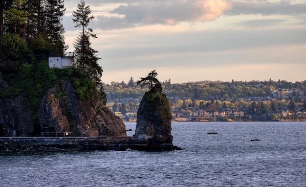 Siwash Rock i Seawall w Stanley Park na zachodnim wybrzeżu Pacyfiku