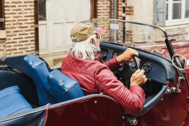 Siwy Dziadek Jeździ Zabytkowym Samochodem Ze Skórzanym Wnętrzem