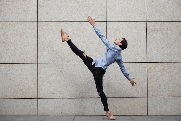 Zdjęcie skaczący pracownik biurowy w mieście, tancerka baletowa