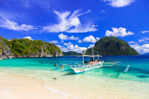 Skakanie Po Wyspie El Nido. Piękna Przyroda I Plaże Wyspy Palawan. Filipiny