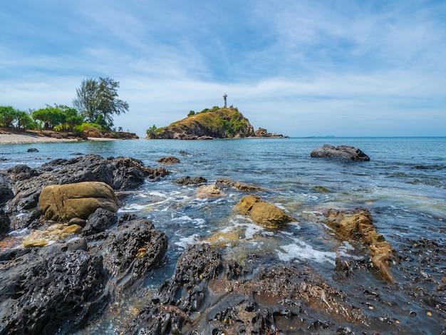 Skała i latarnia morska w parku narodowym Koh Lanta, Tajlandia