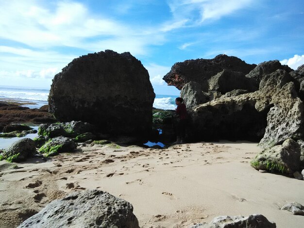 Zdjęcie skała na plaży w słoneczny dzień