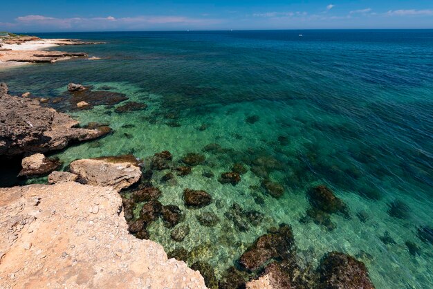 Skalista Plaża Les Rotes W Pobliżu Przylądka Sant Antonio, Denia, Prowincja Alicante, Costa Blanca, Hiszpania