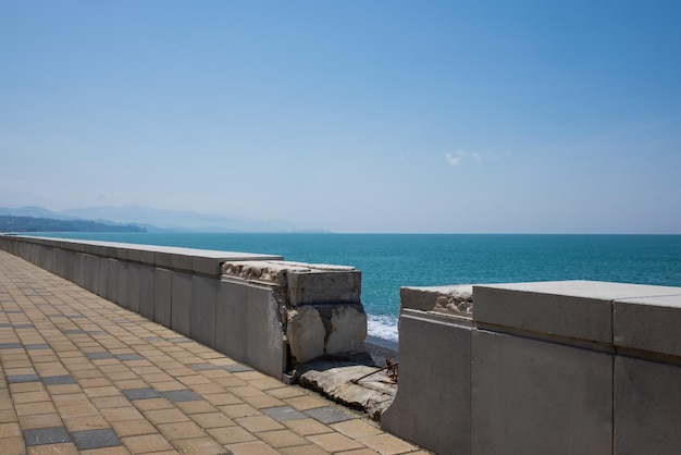 Skalista plaża nad Morzem Czarnym w Kobuleti Gruzja