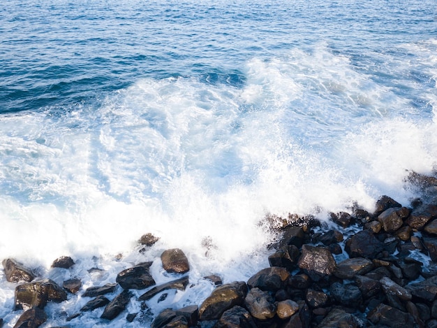 Skalista plaża z falami Oceanu Atlantyckiego spotykającymi się z podwodnymi ostrymi skałami