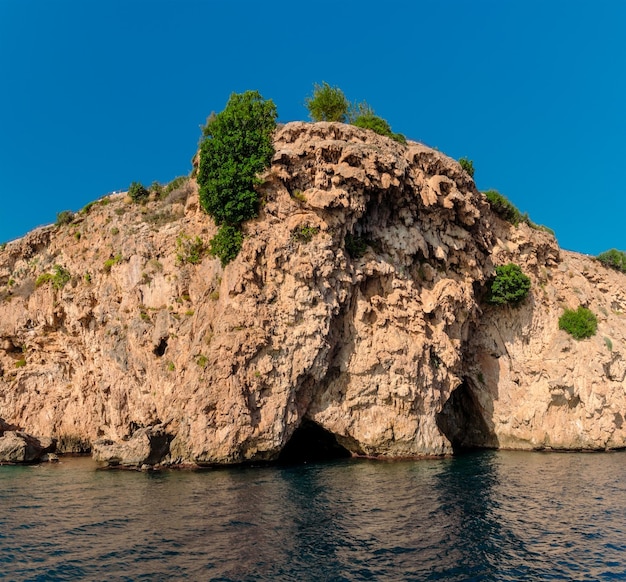 Skaliste brzegi Morza Śródziemnego w pobliżu miasta Antalya