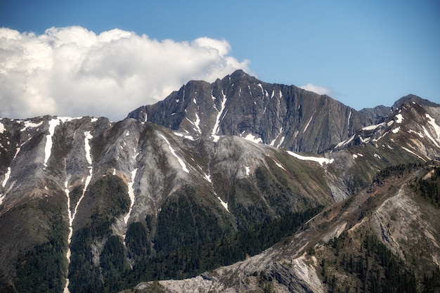 Skaliste góry w colorado ze śniegiem