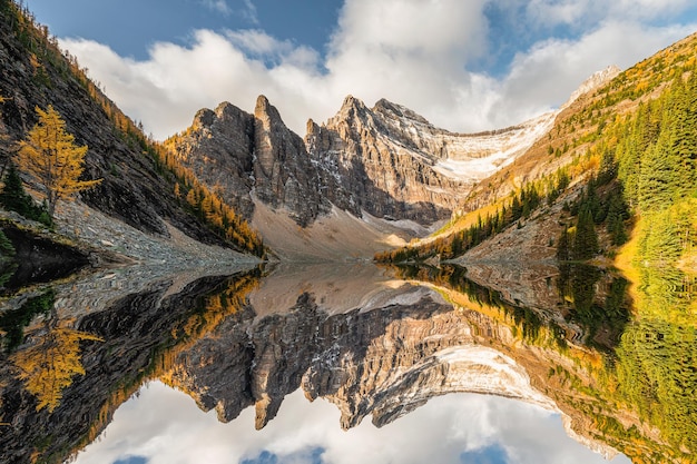 Skaliste góry w jesiennym lesie Odbicie nad jeziorem Agnes Tea House w parku narodowym Banff, Alberta, Kanada