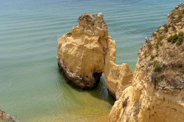 Skaliste klify plaży Vale do Olival w Armacao de Pera w Portugalii