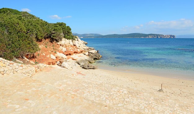 Skaliste schody na plaży Cala Dragunara Sardynia