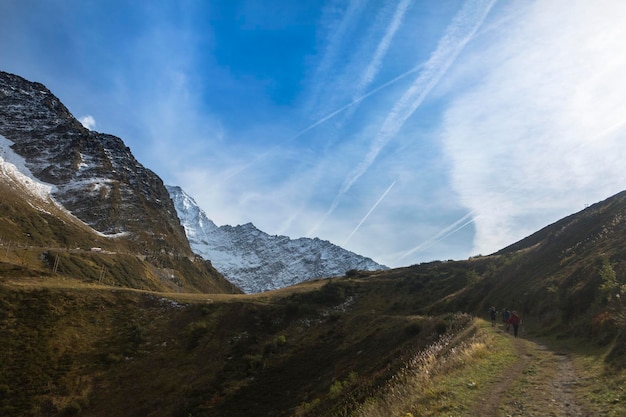 Skaliste szczyty francuskich Alp w drodze na Mont Blanc