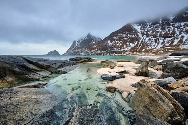 Skaliste wybrzeże fiordu w Norwegii