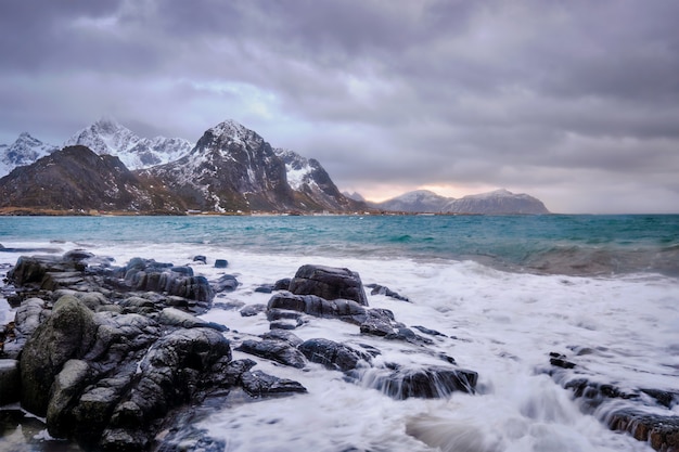 Skaliste wybrzeże fiordu w Norwegii