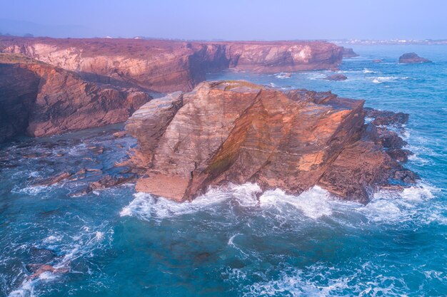 Skaliste wybrzeże morza o wschodzie słońca Plaża Playa de Las Catedrales w Ribadeo Hiszpania Europa Widok z lotu ptaka