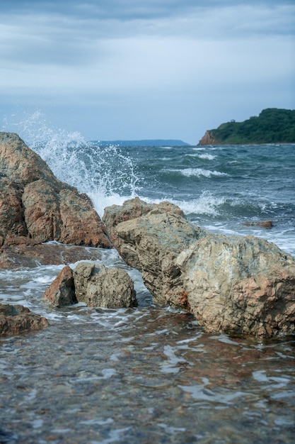 Skaliste wybrzeże nad morzem