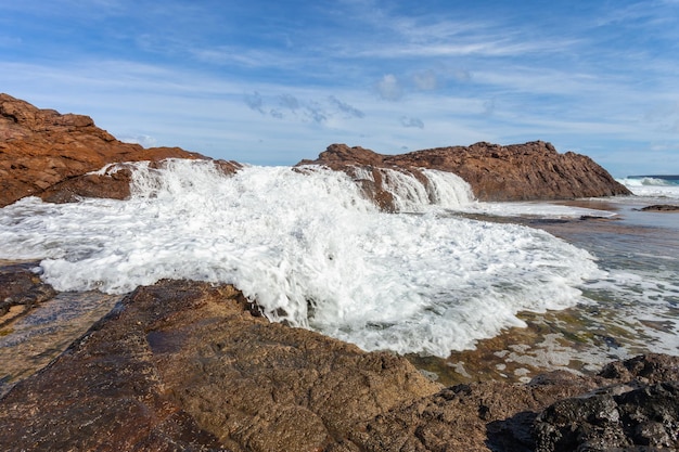 Skaliste wybrzeże Oceanu Atlantyckiego z falami rozbijającymi się o skały