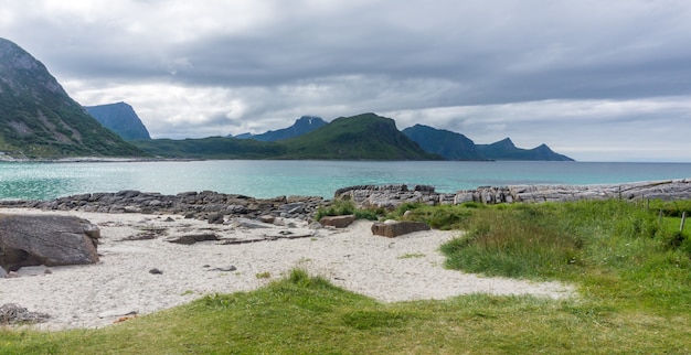 Skaliste Wybrzeże, Piaszczysta Plaża Z Turkusową Wodą, Archipelag Lofoty, Norwegia