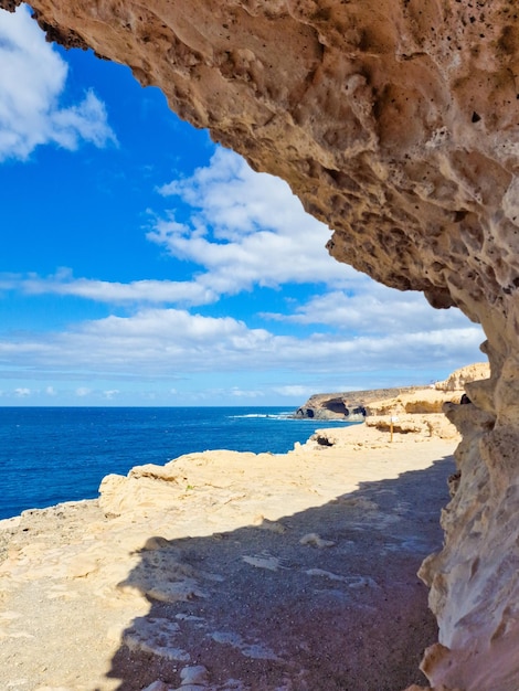 Skaliste wybrzeże wyspy Fuerteventura, Wyspy Kanaryjskie, Europa