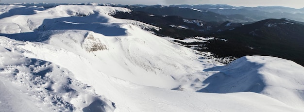 Skaliste Zbocze Pokrytej śniegiem Góry Gandarm W Górach Svydovets