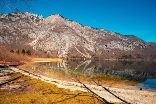 Skalisty brzeg górskiego jeziora Piękna przyroda Odbicie nad jeziorem