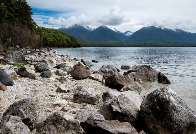 Skalisty Brzeg Jeziora Z Górami W Tle Jezioro Manapouri Fiordland Nowa Zelandia