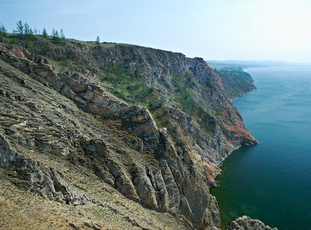 Skalisty brzeg w pobliżu wyspy Cape Khoboy Olkhon