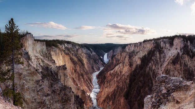 Skalisty Kanion Rzeka i Wodospad w amerykańskim krajobrazie Wielki Kanion Yellowstone